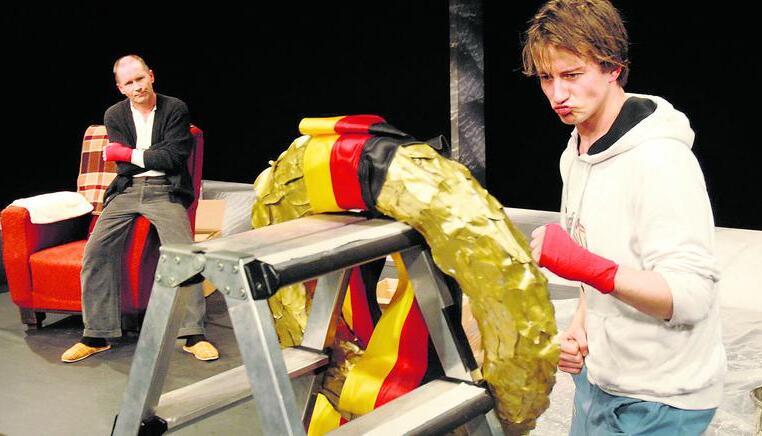 Kommen sich näher: Leo (Frank Lienert-Mondanelli) als Ex-Boxer und Peter Volksdorf als Jugendlicher Jojo.
Foto: Studio M42
