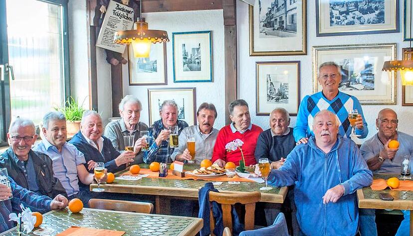 Die VfR-Altenkameraden bei ihrem Stammtisch in der &quot;Waldhornschenke&quot; (v. l.): Uwe Drautz, Richard Speidel, Helmut Röhrig, Peter Kraus, Horst Eisele, Bruno Kotsch, Klaus Kubasik, Manfred Grimm, Dieter Schütz, Karl Hrynda, Karl Alber (stehend), Hans-Peter Lutz, Dieter Wolf. Es fehlen: Karl-Friedrich Schmidt,  Dietrich Weise.Foto: Mario Berger