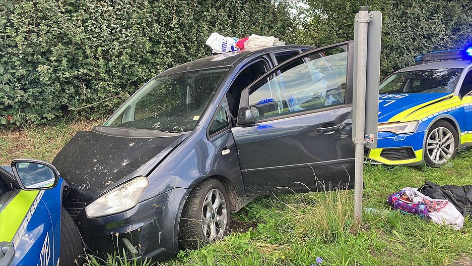 Ein Polizeieinsatz endet mit einem Unfall auf A81 bei Ilsfeld .