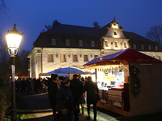Der Weihnachtsmarkt in Friedrichsruhe wurde am Freitagabend eröffnet. Der Weihnachtsmarkt in Friedrichsruhe wurde am Freitagabend eröffnet.