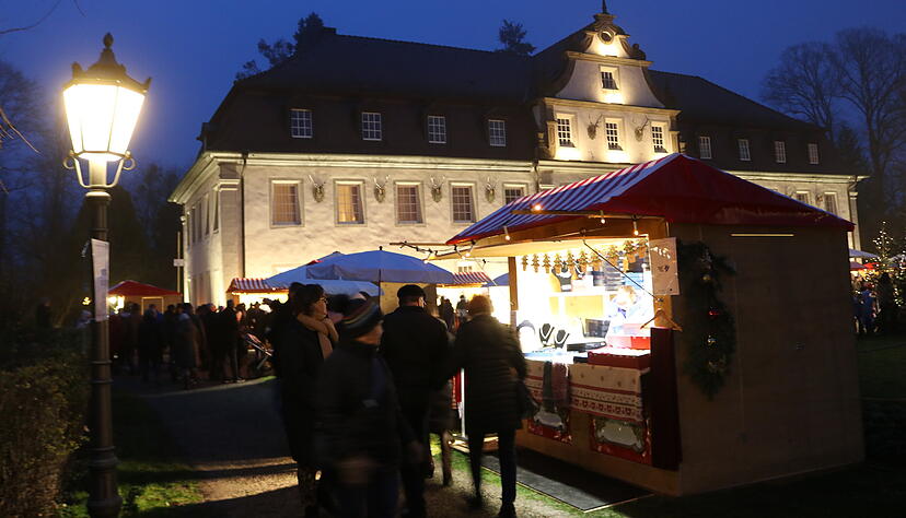 Der Weihnachtsmarkt in Friedrichsruhe wurde am Freitagabend eröffnet. Der Weihnachtsmarkt in Friedrichsruhe wurde am Freitagabend eröffnet.