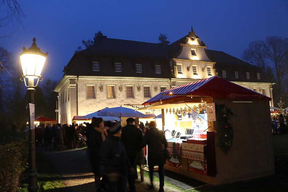 Der Weihnachtsmarkt in Friedrichsruhe wurde am Freitagabend eröffnet. Der Weihnachtsmarkt in Friedrichsruhe wurde am Freitagabend eröffnet.