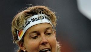 Steffi Nerius streckt nach ihrem weiten Wurf die Zunge raus.