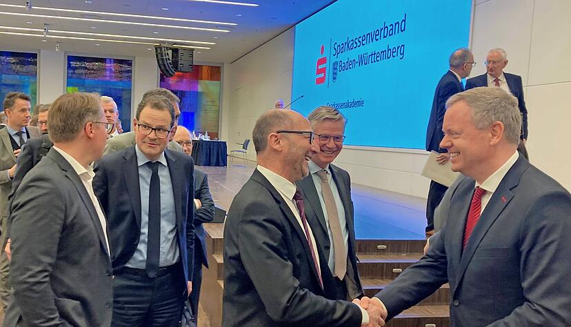 Freitag, 3. Februar, 16.30 Uhr. Fünf Minuten nachdem das Wahlergebnis verkündet wurde, nahm Matthias Neth die ersten Glückwünsche von Mitgliedern der Verbandsversammlung entgegen.