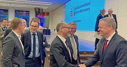 Freitag, 3. Februar, 16.30 Uhr. Fünf Minuten nachdem das Wahlergebnis verkündet wurde, nahm Matthias Neth die ersten Glückwünsche von Mitgliedern der Verbandsversammlung entgegen.
Fotos: Ralf Reichert