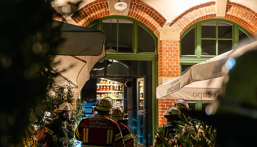 Beim Da Capo in Stuttgart brennt es in der Nacht auf Montag. Die Spurensicherung entdeckt am Vormittag eine Leiche. Beim Da Capo in Stuttgart brennt es in der Nacht auf Montag. Die Spurensicherung entdeckt am Vormittag eine Leiche.