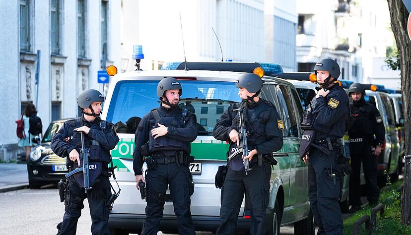 Bewaffnete Polizisten stehen in der Münchner Innenstadt. Bewaffnete Polizisten stehen in der Münchner Innenstadt.