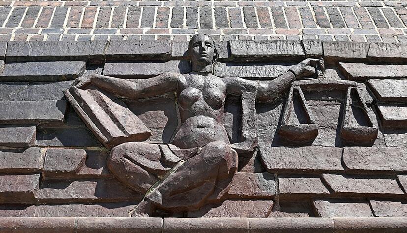 Blick auf die Justitia über dem Eingang eines Landgerichts. Blick auf die Justitia über dem Eingang eines Landgerichts.