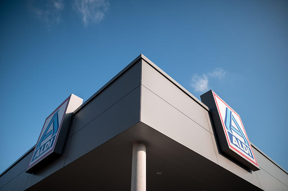 Platz 6: Theo Albrecht und Familie | Das Logo von Aldi-Nord ist an einer Filiale zu sehen. Die Aldi-Erben um Theo Albrecht belegen den sechsten Rang im "Forbes"-Ranking, Karl Albrecht jr. und Familie (Aldi Süd) den siebten Platz.