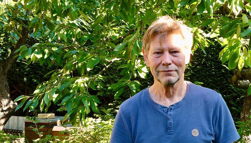 Detflef K&auml;pnick z&uuml;chtet Honigbienen in seinem Garten. (Archivbild)
