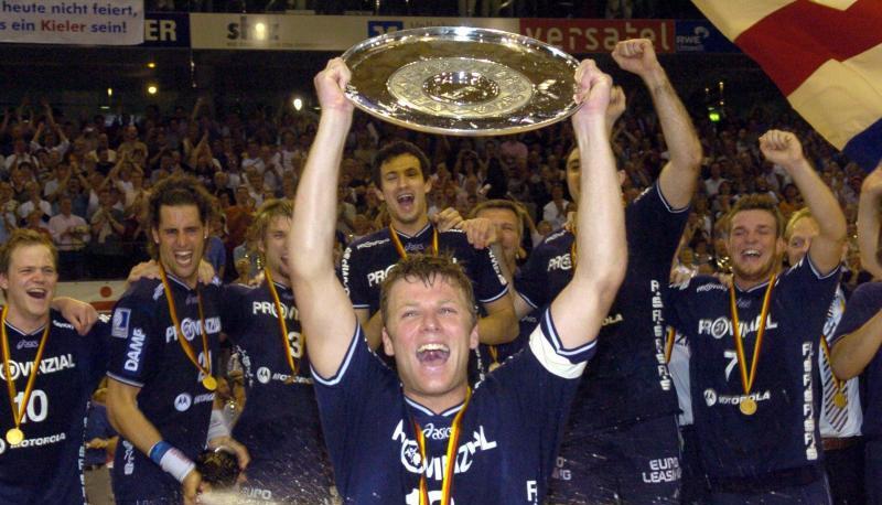 Flensburgs S&ouml;ren Stryger 2004 mit der Meisterschale. Foto: Wulf Pfeiffer