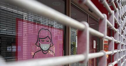 Das Rolltor eines Warenhauses ist geschlossen.