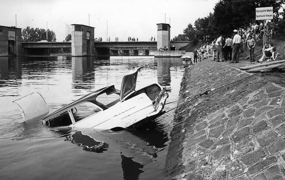 1974: Voller Einsatz für die Feuerwehr bei der Bergung eines verunglückten Autos bei der Heilbronner Otto-Konz-Brücke.  In diesem Jahr werden die ersten Feuerwehrtaucher ausgebildet.