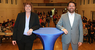 Stimme Wahlforum Roigheim, Sandra Schöll und Tobias Kniel präsentieren sich in der Authenrieth-Halle