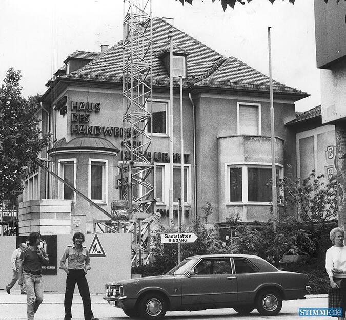 Im Juni 1982 wird das Haus des Handwerks umgebaut, der Gaststättenbereich erweitert, der seitherige Kleine Saal rustikal in drei Nebenzimmer umgestaltet. Künftig finden 680 Gäste im Haus des Handwerks Platz. Im Juni 1982 wird das Haus des Handwerks umgebaut, der Gaststättenbereich erweitert, der seitherige Kleine Saal rustikal in drei Nebenzimmer umgestaltet. Künftig finden 680 Gäste im Haus des Handwerks Platz.