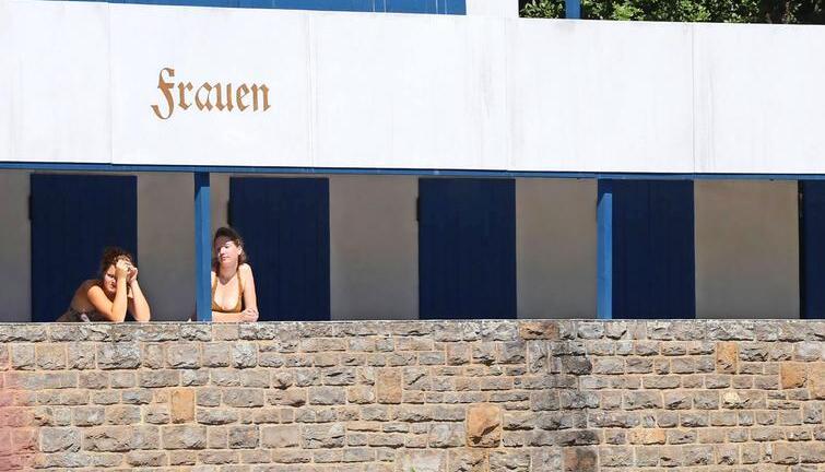 Der Technikraum wurde für die Freibadszenen zur Umkleide umgestaltet. Der Technikraum wurde für die Freibadszenen zur Umkleide umgestaltet.