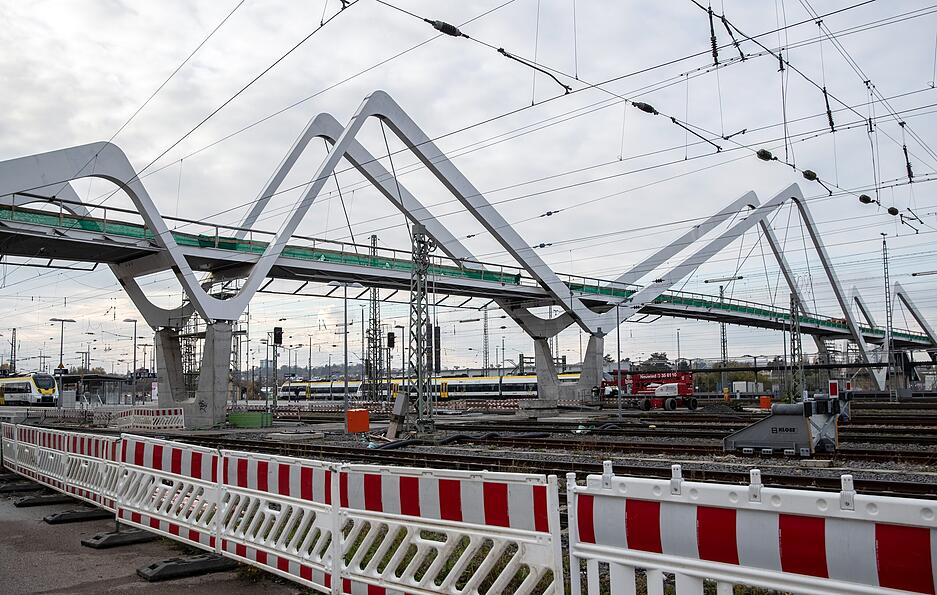 November 2021: Die Buga-Brücke, die den Neckarbogen und den Heilbronner Hauptbahnhof miteinander verbindet, ist noch nicht fertig. Eigentlich sollten die Bauarbeiten bis Ende Oktober abgeschlossen sein. November 2021: Die Buga-Brücke, die den Neckarbogen und den Heilbronner Hauptbahnhof miteinander verbindet, ist noch nicht fertig. Eigentlich sollten die Bauarbeiten bis Ende Oktober abgeschlossen sein.