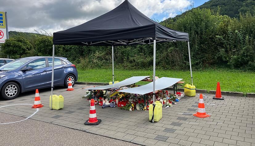 Auf dem Parkplatz in Niedernhall, wo der 12-Jährige verstorben ist, haben Trauernde Blumen, Kerzen und Plüschtiere abgelegt. Auf dem Parkplatz in Niedernhall, wo der 12-Jährige verstorben ist, haben Trauernde Blumen, Kerzen und Plüschtiere abgelegt.