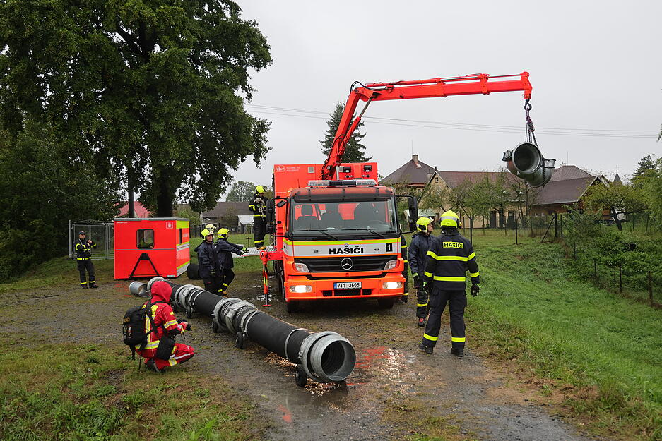 Feuerwehrleute installieren eine Hochleistungspumpe.