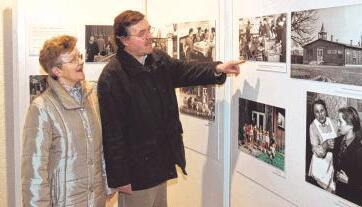 Die Weinsbergerin Erna Kohl und Historiker Bernd Liebig schauen sich die Fotos aus der Zeit des Fl&uuml;chtlingslagers an.Fotos: Andreas Veigel