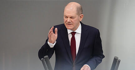 Drei Tage nach der Invasion Russlands in der Ukraine erklärte Bundeskanzler Olaf Scholz die "Zeitenwende". Die Neuausrichtung ist in vielen Bereichen zu beobachten, in manchen aber noch nicht.