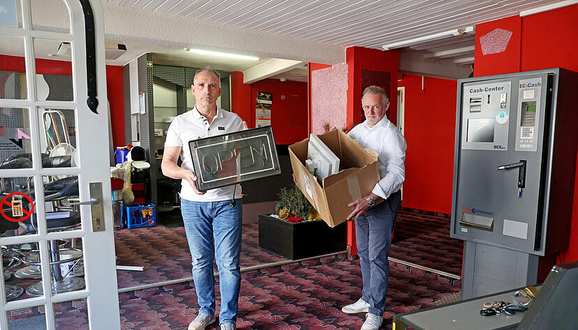 Carl-Heinz Zimmermann (links) und Dirk Fischer beim Ausr&auml;umen der Spielhalle.