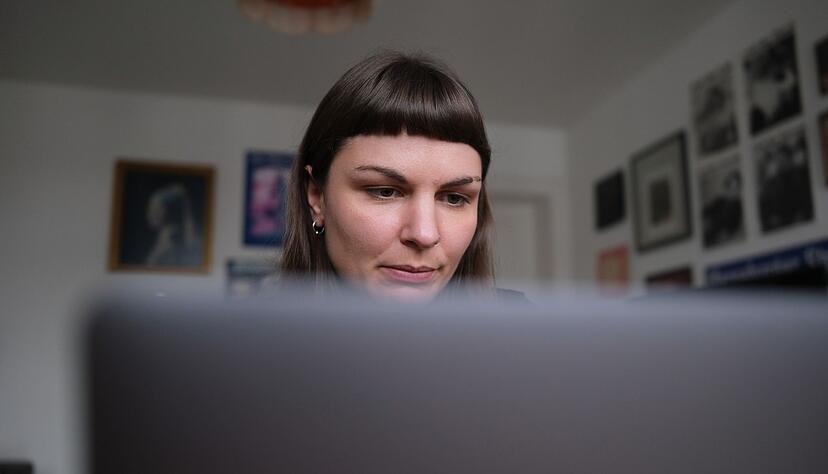 Susanne Siegert, Content Creator, sitzt am Laptop. Die 33-Jährige aus Leipzig informiert auf Tiktok und Instagram über den Holocaust. (Archivbild) Susanne Siegert, Content Creator, sitzt am Laptop. Die 33-Jährige aus Leipzig informiert auf Tiktok und Instagram über den Holocaust. (Archivbild)