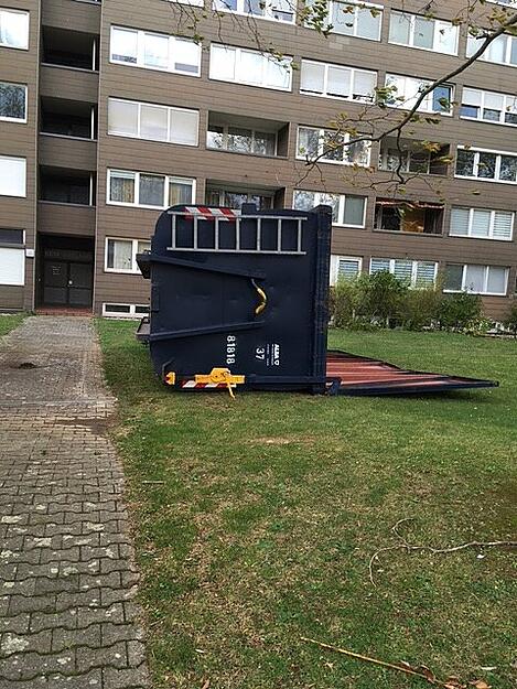 Am Rosenberg-Hochhaus in Heilbronn hat der Sturm diesen Container umgeworfen. Foto: J&uuml;rgen Fellmeth