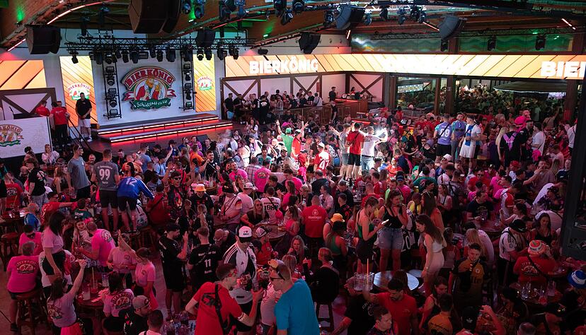 Deutsche Trinkkultur: Der Bierkönig ist im Sommer oft voll - so wie viele Gäste. (Archivbild) Deutsche Trinkkultur: Der Bierkönig ist im Sommer oft voll - so wie viele Gäste. (Archivbild)