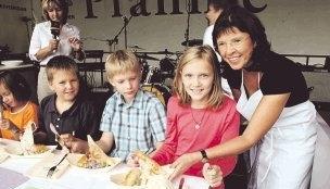Mmmh, sieht das lecker aus: Stimme-Leserin Heidi Reschke serviert der Jury das Kindergericht: Silke, Leonhard, Adrian und Gina (von rechts).Foto: Claudia Fy Mmmh, sieht das lecker aus: Stimme-Leserin Heidi Reschke serviert der Jury das Kindergericht: Silke, Leonhard, Adrian und Gina (von rechts).Foto: Claudia Fy
