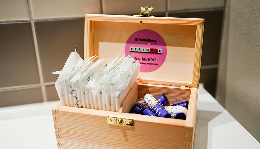 So könnten die Kisten mit Tampons und Co. auf den WCs in öffentlichen Gebäuden aussehen: Das Pilotprojekt perioHDe in Heidelberg läuft seit September.
Foto: dpa So könnten die Kisten mit Tampons und Co. auf den WCs in öffentlichen Gebäuden aussehen: Das Pilotprojekt perioHDe in Heidelberg läuft seit September.
Foto: dpa