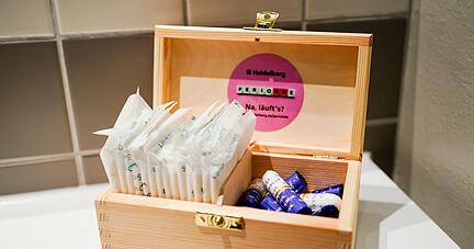 So könnten die Kisten mit Tampons und Co. auf den WCs in öffentlichen Gebäuden aussehen: Das Pilotprojekt perioHDe in Heidelberg läuft seit September.
Foto: dpa So könnten die Kisten mit Tampons und Co. auf den WCs in öffentlichen Gebäuden aussehen: Das Pilotprojekt perioHDe in Heidelberg läuft seit September.
Foto: dpa