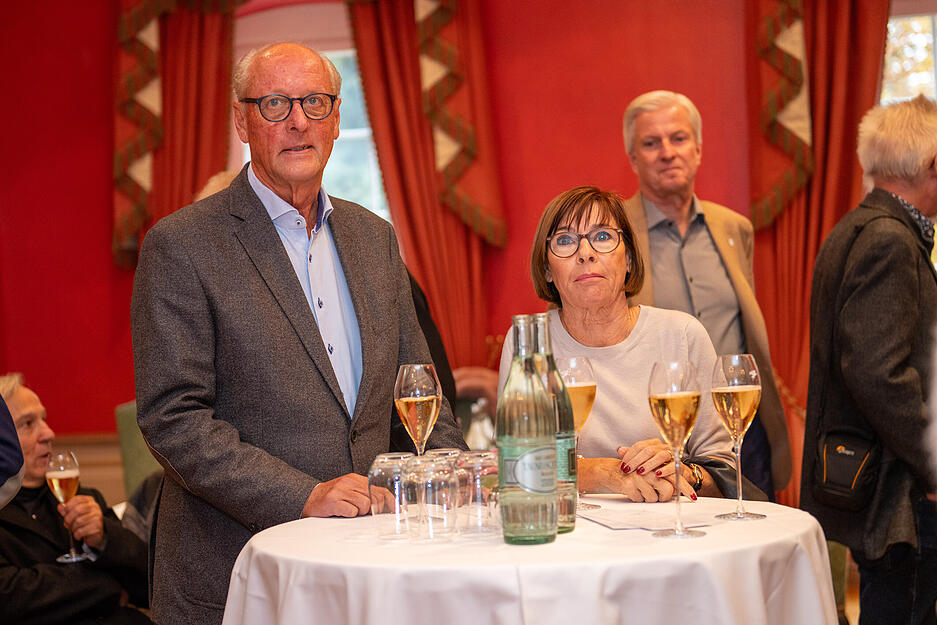 Das neue Kochbuch von Zwei-Sterne-Koch Boris Rommel ist im Verlag der Heilbronner Stimme erschienen. "Zeit zu kochen - Am Tisch mit Familie und Freunden" bietet viele kulinarische Ideen für gesellige Stunden. Das neue Kochbuch von Zwei-Sterne-Koch Boris Rommel ist im Verlag der Heilbronner Stimme erschienen. "Zeit zu kochen - Am Tisch mit Familie und Freunden" bietet viele kulinarische Ideen für gesellige Stunden.