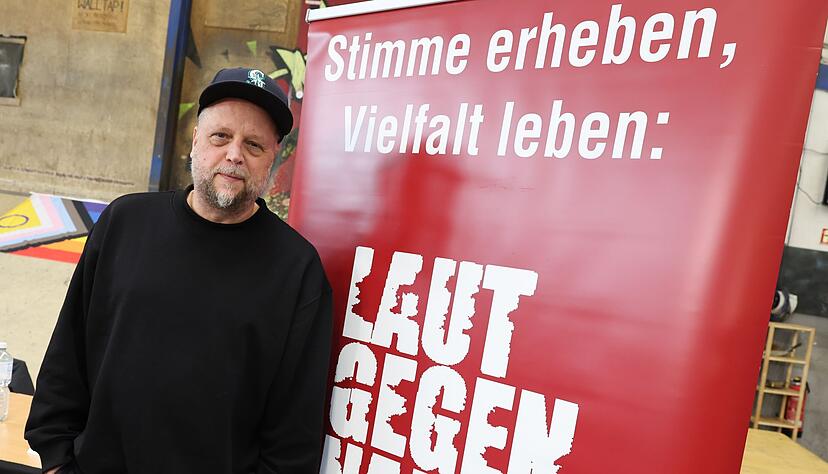 In der Öffentlichkeit, etwa durch sein Engagement im Hamburger Verein «Laut gegen Nazis», setzt sich Smudo gegen Rechtsextremismus ein. In der Öffentlichkeit, etwa durch sein Engagement im Hamburger Verein «Laut gegen Nazis», setzt sich Smudo gegen Rechtsextremismus ein.