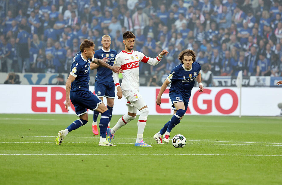 Atakan Karazor: „Ich kann mich nicht erinnern, mal einen Pokal gewonnen zu haben“, sagte der VfB-Kapitän vor dem Spiel. Das ist nun anders. Mit Stiller an seiner Seite der Stabilitätsfaktor im VfB-Spiel, wobei es nach dem 3:0 nicht so viel zu stabilisieren gab wie in den ersten 15 Minuten noch. Note: 3