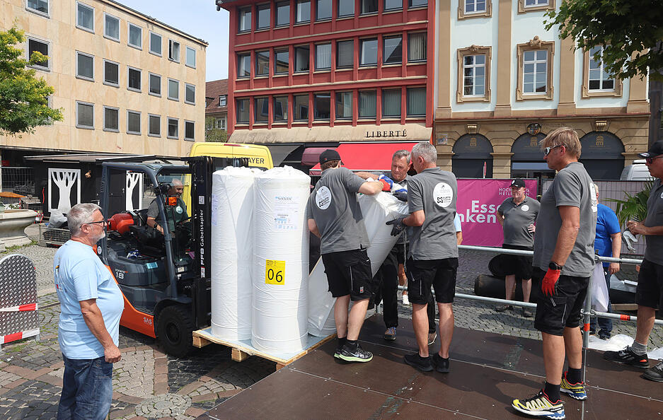 Auf den Trib&uuml;nen direkt auf dem Heilbronner Marktplatz k&ouml;nnen Zuschauer das Hochsprung-Meeting verfolgen.
