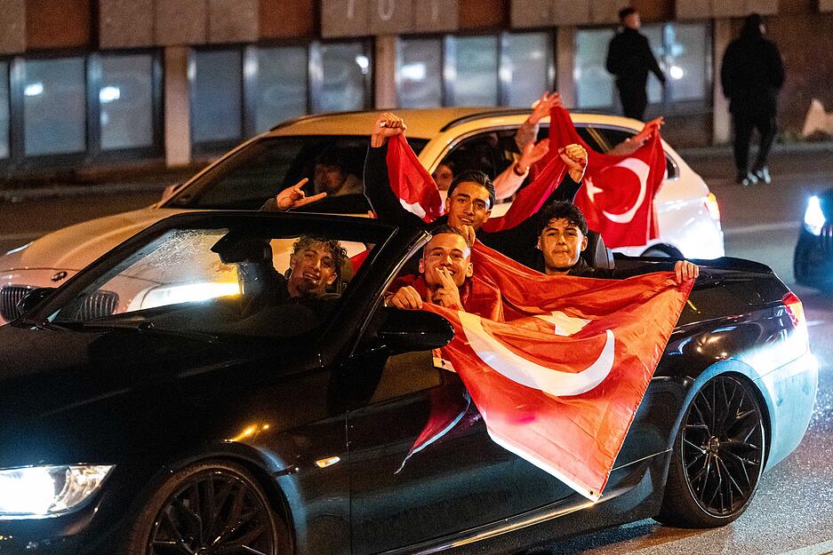 Die Mannheimer und Weinsberger Stra&szlig;e seien durch 300 bis 400 Fahrzeuge zeitweise blockiert gewesen, teilte die Polizei mit.