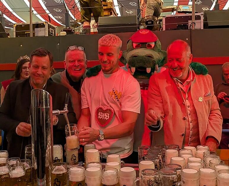 Der VfB-Star teilte das Bier an die Fans aus und l&ouml;ste so sein Versprechen ein.