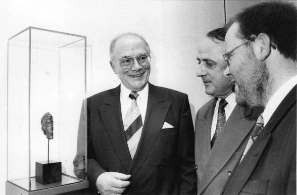 1993: Mäzene stiften Alberto-Giacometti-Plastik "Tête sur tige". Vorsitzender des Museumsfreundevereins Dr. Bernhard Kiefer, sein Amtsvorgänger Dr. Helmut Mattes und Dr. Andreas Pfeiffer freuen sich über die Anschaffung der 180 000 Mark teuren Bronzeplastik. 1993: Mäzene stiften Alberto-Giacometti-Plastik "Tête sur tige". Vorsitzender des Museumsfreundevereins Dr. Bernhard Kiefer, sein Amtsvorgänger Dr. Helmut Mattes und Dr. Andreas Pfeiffer freuen sich über die Anschaffung der 180 000 Mark teuren Bronzeplastik.
