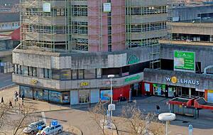 Das Wollhauszentrum von der Seite des Busbahnhofes. Das Gerüst am Turm zeugt seit geraumer Zeit nicht etwa von einer Sanierung. Es ist lediglich eine Sicherungsmaßnahme gegen herabfallende Teile.Foto: Mario Berger