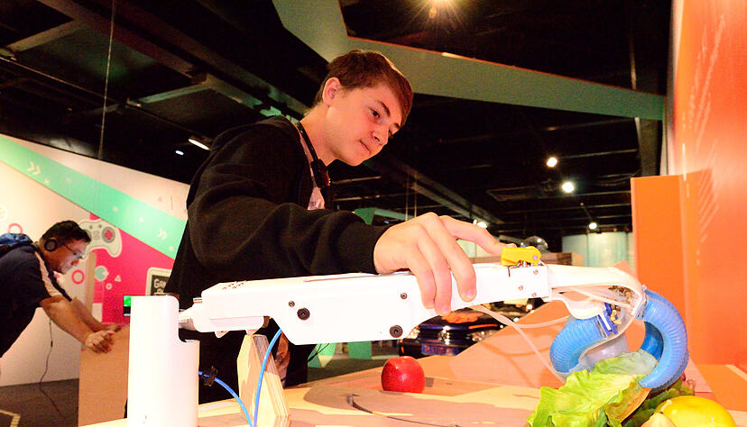 Auf der MS Wissenschaft: Marius Häusler aus Freiberg testet eine der vielen Stationen, an denen künstliche Intelligenz in all ihren Varianten greifbar wird. Auf der MS Wissenschaft: Marius Häusler aus Freiberg testet eine der vielen Stationen, an denen künstliche Intelligenz in all ihren Varianten greifbar wird.