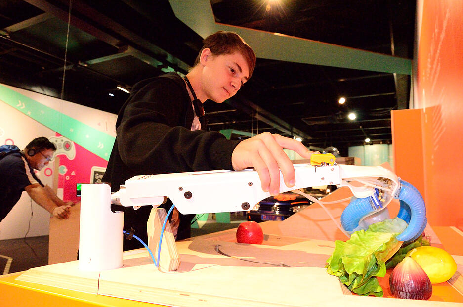 Auf der MS Wissenschaft: Marius Häusler aus Freiberg testet eine der vielen Stationen, an denen künstliche Intelligenz in all ihren Varianten greifbar wird. Auf der MS Wissenschaft: Marius Häusler aus Freiberg testet eine der vielen Stationen, an denen künstliche Intelligenz in all ihren Varianten greifbar wird.