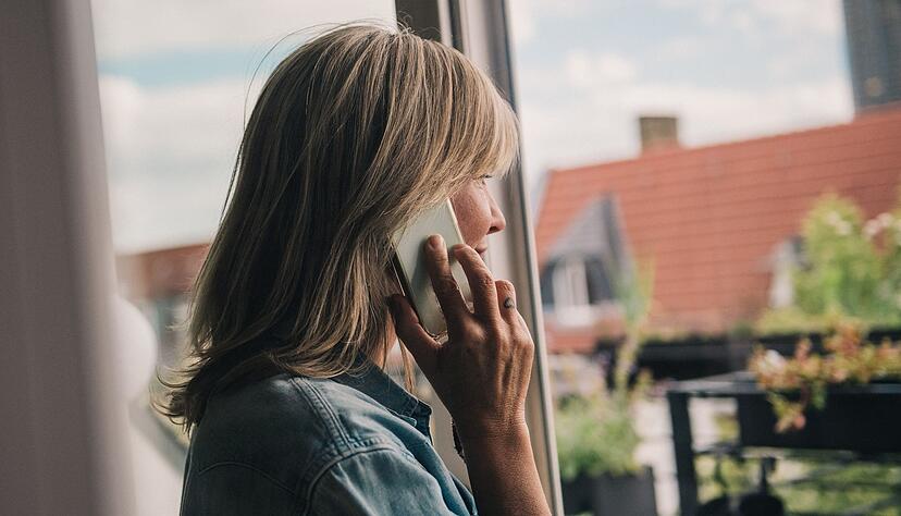Kriminelle Anrufer üben am Telefon oft Druck aus, um an sensible Daten zu gelangen. Der beste Schutz: einfach auflegen.