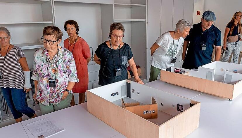 Als Arbeitsgrundlage dienten den Ausstellungsmachern von „Surrealismus – Welten im Dialog“ ein maßstabsgetreues Modell mit Kopien der Kunstwerke.