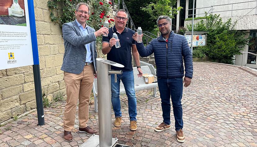 Trinkwasserbrunnen auf dem Kirchplatz (von links): der Bad Rappenauer Oberb&uuml;rgermeister Sebastian Frei, Alexander Freygang vom Wasserzweckverband M&uuml;hlbachgruppe und Klimaschutzmanager Jo&atilde;o Carlos De Oliveira Souza.