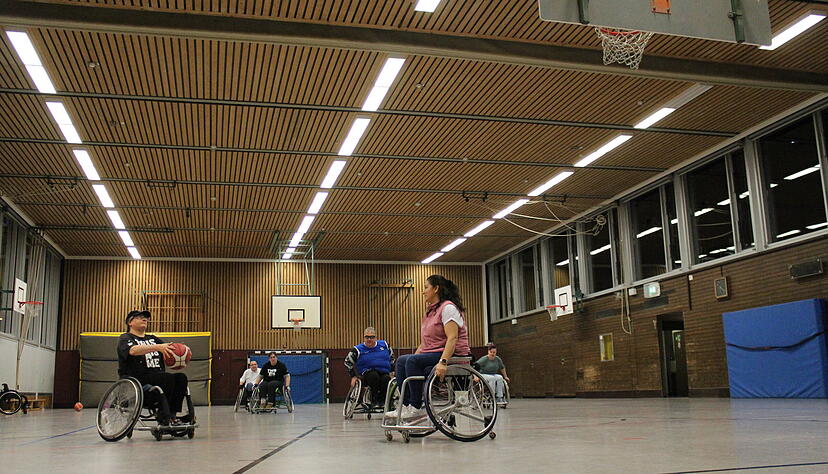 Das Rollstuhlbasketball-Team des RSV Heilbronn trainiert gemeinsam in der Halle der Dammrealschule. In der nächsten Saison will die Mannschaft in den Spielbetrieb einsteigen. Das Rollstuhlbasketball-Team des RSV Heilbronn trainiert gemeinsam in der Halle der Dammrealschule. In der nächsten Saison will die Mannschaft in den Spielbetrieb einsteigen.