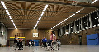 Das Rollstuhlbasketball-Team des RSV Heilbronn trainiert gemeinsam in der Halle der Dammrealschule. In der nächsten Saison will die Mannschaft in den Spielbetrieb einsteigen.