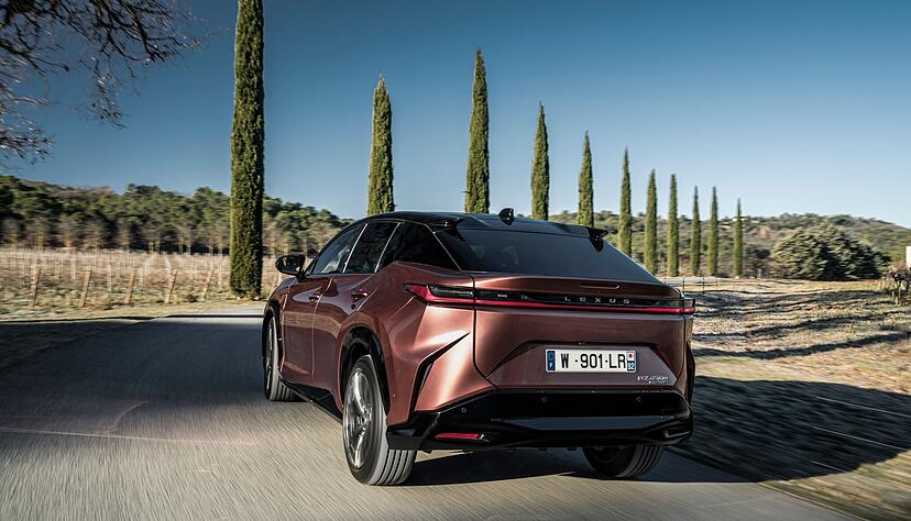 Die hochgezogene Heckklappe lässt den Lexus RZ 450e von hinten ziemlich wuchtig aussehen.