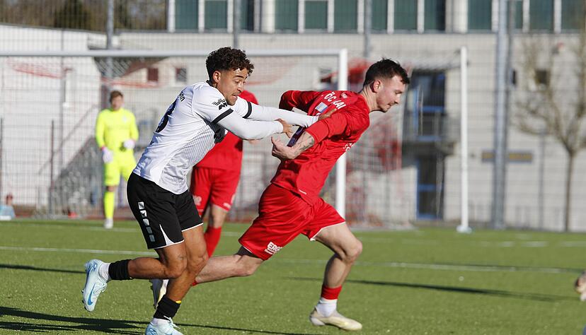 Darian Gurley zählt laut Trainer Markus Lang zu den wenigen Spielern des VfR Heilbronn, die im ersten Test beim FV Löchgau überzeugen können.