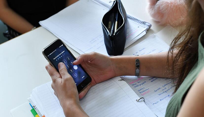 Das Smartphone als ständiger Begleiter und permanente Ablenkung - in der Schule wird das zum Problem. (Archivbild) Das Smartphone als ständiger Begleiter und permanente Ablenkung - in der Schule wird das zum Problem. (Archivbild)